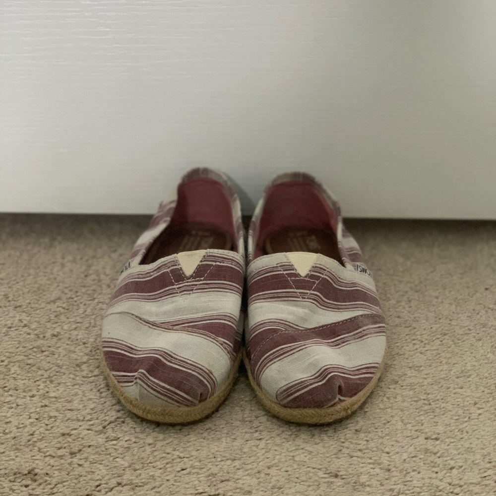 Toms womens shoes size 8.5, mulberry and natural color with cute rope detailing.